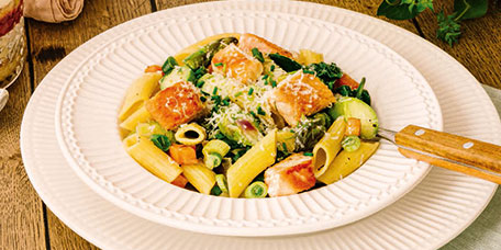 Frühlingspasta mit Lachs