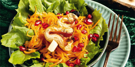 Blätterteig-Tannen auf Salatbett