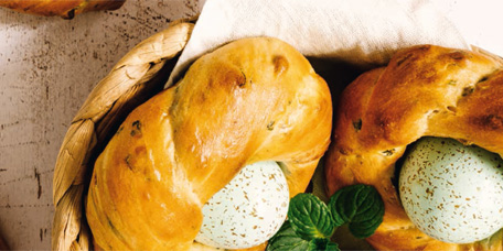 Osterbrot-Nester mit Kräutern