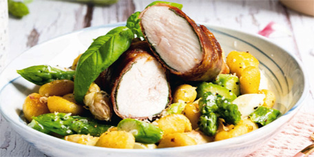 Hähnchenbrust im Schinkenmantel mit Gnocchi-Spargelpfanne