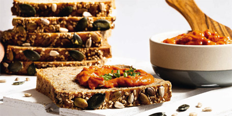 Hausgemachtes Kernebrot mit Veggie-Aufstrichen
