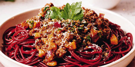 Rotweinpasta mit Rinderragout und Kräuter-Pangrattato