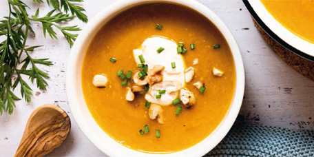Geröstete Karottensuppe mit Nusstopping & Schnittlauch