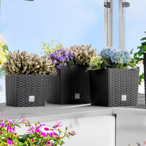 Blumentopf in Rattan-Optik
