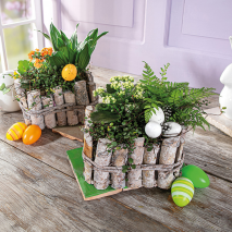 Bepflanztes Holzgefäß