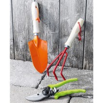 Gartenkleingeräte in Naturfarbtönen