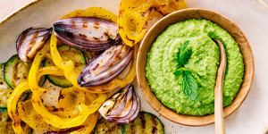 /ext/img/product/sortiment/rezepte_neu/rezept_2021_snacks_erbsen-hummus-grillgemuese_1.jpg