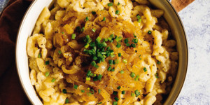 /ext/img/product/sortiment/rezepte_neu/rezept_2022_hauptspeise_kaesespaetzle-mit-schmelzzwiebeln_1.jpg
