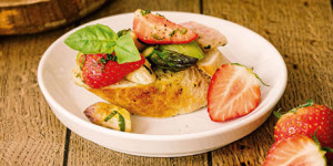 /ext/img/product/sortiment/rezepte_neu/rezept_2022_vorspeise_erdbeer-spargel-crostini_1.jpg
