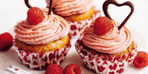 /ext/img/product/sortiment/rezepte_neu/rezept_2023_dessert_cupcakes-mit-eingebackener-liebesbotschaft_1.jpg