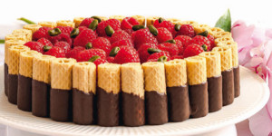 /ext/img/product/sortiment/rezepte_neu/rezept_2023_dessert_himbeer-pistazien-charlotte_1.jpg
