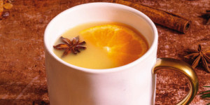 /ext/img/product/sortiment/rezepte_neu/rezept_2023_getraenke_weisser-gluehwein_1.jpg