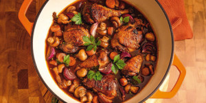 /ext/img/product/sortiment/rezepte_neu/rezept_2023_hauptspeise_coq-au-vin-pilzen_1.jpg