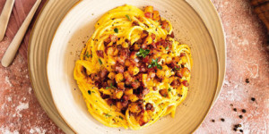 /ext/img/product/sortiment/rezepte_neu/rezept_2023_hauptspeise_pasta-mit-kuerbis-carbonara_1.jpg