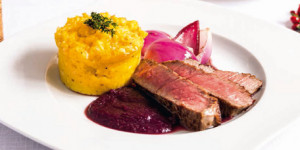 /ext/img/product/sortiment/rezepte_neu/rezept_2023_hauptspeise_rumpsteak-rotweinzwiebeln-kartoffelflan_1.jpg