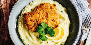 /ext/img/product/sortiment/rezepte_neu/rezept_2023_hauptspeise_schnitzel-brezelpanade-blumenkohlpueree_1.jpg