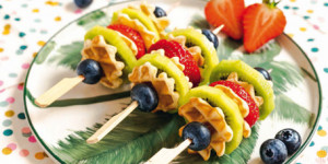 /ext/img/product/sortiment/rezepte_neu/rezept_2023_snacks_bunte-waffelspiesse-mit-obst_1.jpg