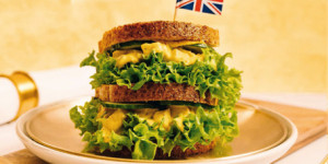 /ext/img/product/sortiment/rezepte_neu/rezept_2023_snacks_coronation-chicken-sandwich_1.jpg