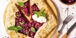/ext/img/product/sortiment/rezepte_neu/rezept_2023_snacks_kirsch-galette_1.jpg