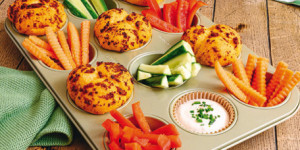 /ext/img/product/sortiment/rezepte_neu/rezept_2023_snacks_mini-affenbrote-mit-gemuesesticks-und-dip_1.jpg