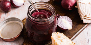 /ext/img/product/sortiment/rezepte_neu/rezept_2023_snacks_rotweinzwiebeln_1.jpg