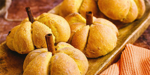 /ext/img/product/sortiment/rezepte_neu/rezept_2023_snacks_zwiebel-kuerbis-broetchen_1.jpg