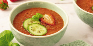 /ext/img/product/sortiment/rezepte_neu/rezept_2023_suppen_erdbeer-gazpacho_1.jpg