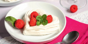 /ext/img/product/sortiment/rezepte_neu/rezept_2024_dessert_baiserherzen-mit-beeren_1.jpg