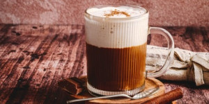/ext/img/product/sortiment/rezepte_neu/rezept_2024_getraenke_zimt-cappuccino_1.jpg