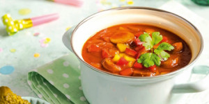 /ext/img/product/sortiment/rezepte_neu/rezept_2024_hauptspeise_currywursteintopf_1.jpg
