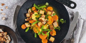 /ext/img/product/sortiment/rezepte_neu/rezept_2024_hauptspeise_gemuesepfanne-mit-nuessen-tofu_1.jpg