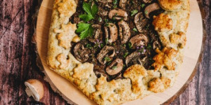 /ext/img/product/sortiment/rezepte_neu/rezept_2024_hauptspeise_pilzgalette_1.jpg