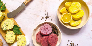 /ext/img/product/sortiment/rezepte_neu/rezept_2024_snacks_dreierlei-kraeuterbutter_1.jpg