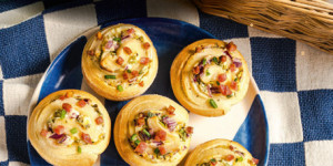 /ext/img/product/sortiment/rezepte_neu/rezept_2024_snacks_flammkuchenschnecken_1.jpg