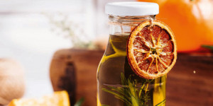 /ext/img/product/sortiment/rezepte_neu/rezept_2024_snacks_orangen-kraeuteroel_1.jpg