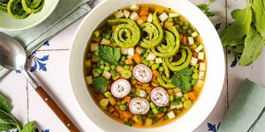 /ext/img/product/sortiment/rezepte_neu/rezept_2024_suppe_spinatflaedlesuppe_1.jpg