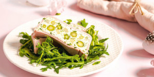 /ext/img/product/sortiment/rezepte_neu/rezept_2024_vorspeise_spargel-terrine_1.jpg