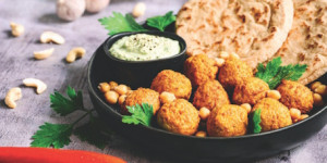/ext/img/product/sortiment/rezepte_neu/rezept_2025_hauptspeise_falafel-mit-kraeuterdip_1.jpg