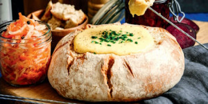 /ext/img/product/sortiment/rezepte_neu/rezept_2025_hauptspeise_kaesefondue-im-brotlaib_1.jpg