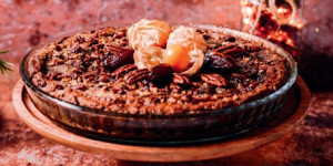 Serviervorschlag »Dattel-Pekannusskuchen«