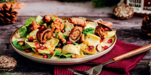 /ext/img/product/sortiment/rezepte_neu/rezept_2025_vorspeise_datteln-im-speckmantel_1.jpg
