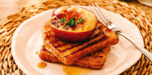 Serviervorschlag »French Toast mit gegrilltem Pfirsich«