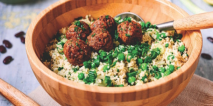 Serviervorschlag »Bohnenbällchen auf Couscous-Salat«