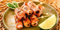 Serviervorschlag »Dattel-Feta-Spieße mit Bacon«
