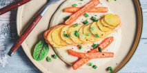 Serviervorschlag »Fischfilet unter Kartoffelschuppen mit Honigkarotten auf Mandelsauce«