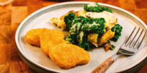 Serviervorschlag »Kartoffel-Spinat-Blech mit Chicken Nuggets«