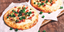 Serviervorschlag »Quark-Flammkuchen mit Frühlingszwiebeln und Bacon«