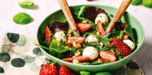 Serviervorschlag »Erdbeer-Mozzarella-Salat mit Walnüssen«
