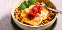 Serviervorschlag »Erdbeer-Salsa zu Grillkäse oder Steak«